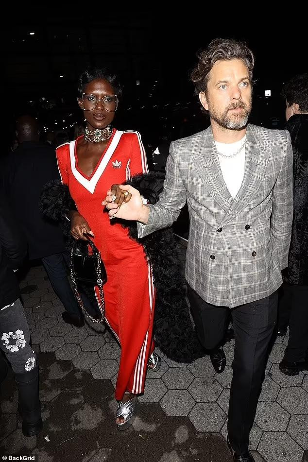 David "đụng hàng" Jodie Turner-Smith nhưng mang đến phong cách khác biệt.