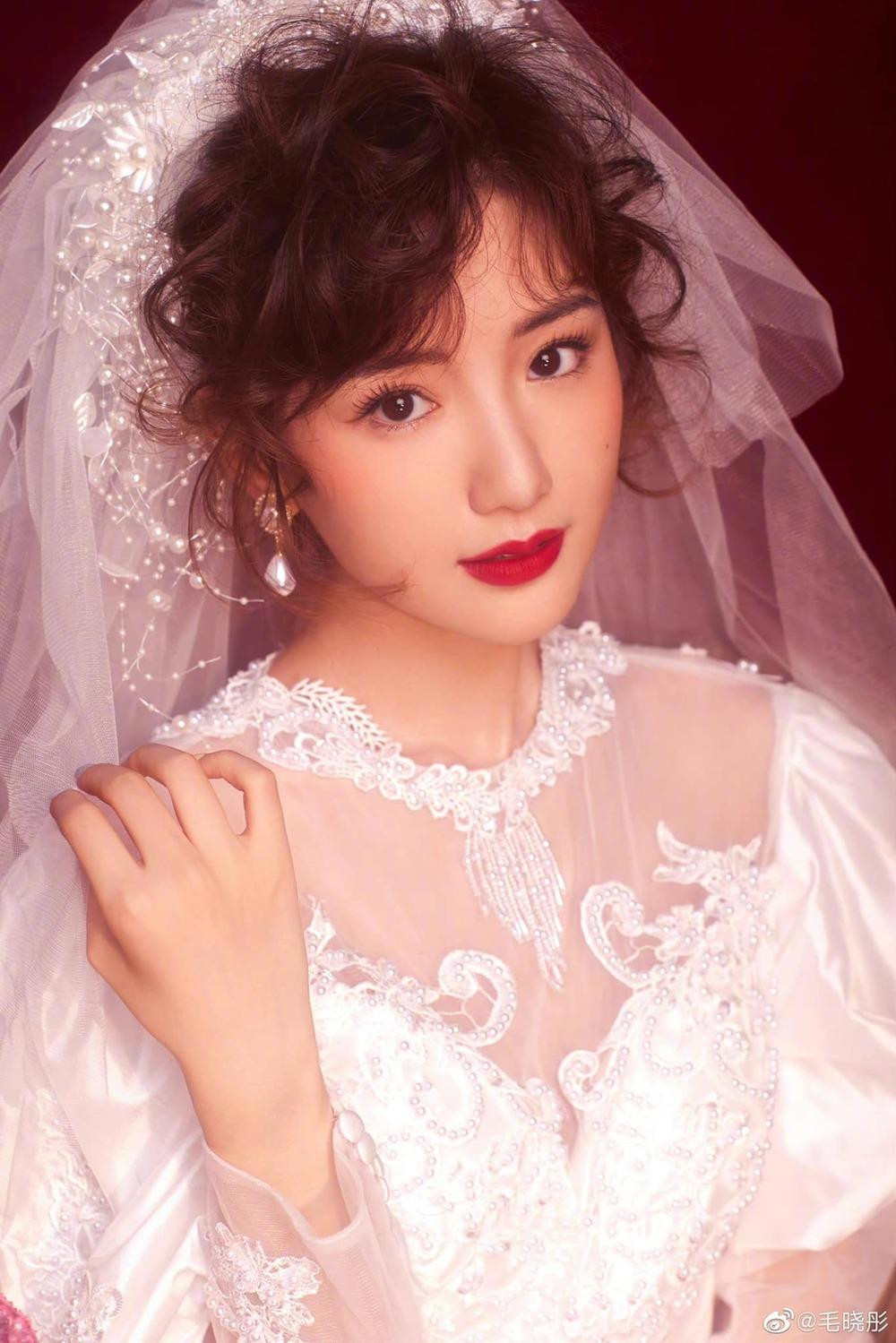 Mao Hiểu Đồng xếp hạng 6 trong danh sách những mỹ nhân C-biz sở hữu gương mặt "trẻ con" do Sohu mới công bố. Người đẹp Thiên Tân sinh năm 1988 nhưng ngoại hình như chỉ mới mười tám, đôi mươi.