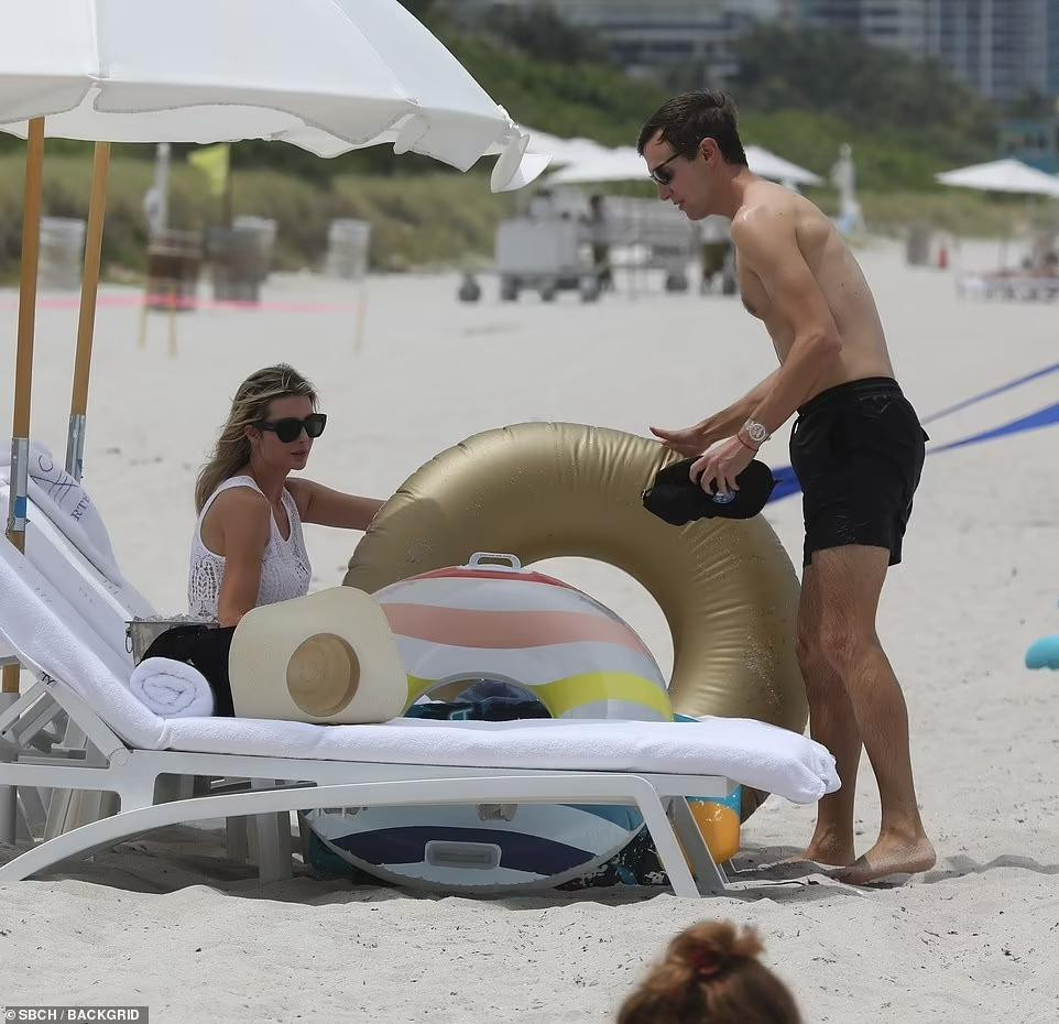 Ivanka không tham gia cùng ba bố con mà chọn nằm trên ghế tắm nắng đọc sách. Người đẹp 8x trông thư thái dù gia đình cô đang phải đối mặt với cuộc điều tra dân sự của Tổng chưởng lý New York Letitia James về cáo buộc gian lận tài chính. Cô và anh trai, Donald Jr, bị triệu tập ra tòa làm chứng. Tuy nhiên, cả hai đều phản đối lệnh hầu tòa và tuyên bố đang bị đối xử bất công.