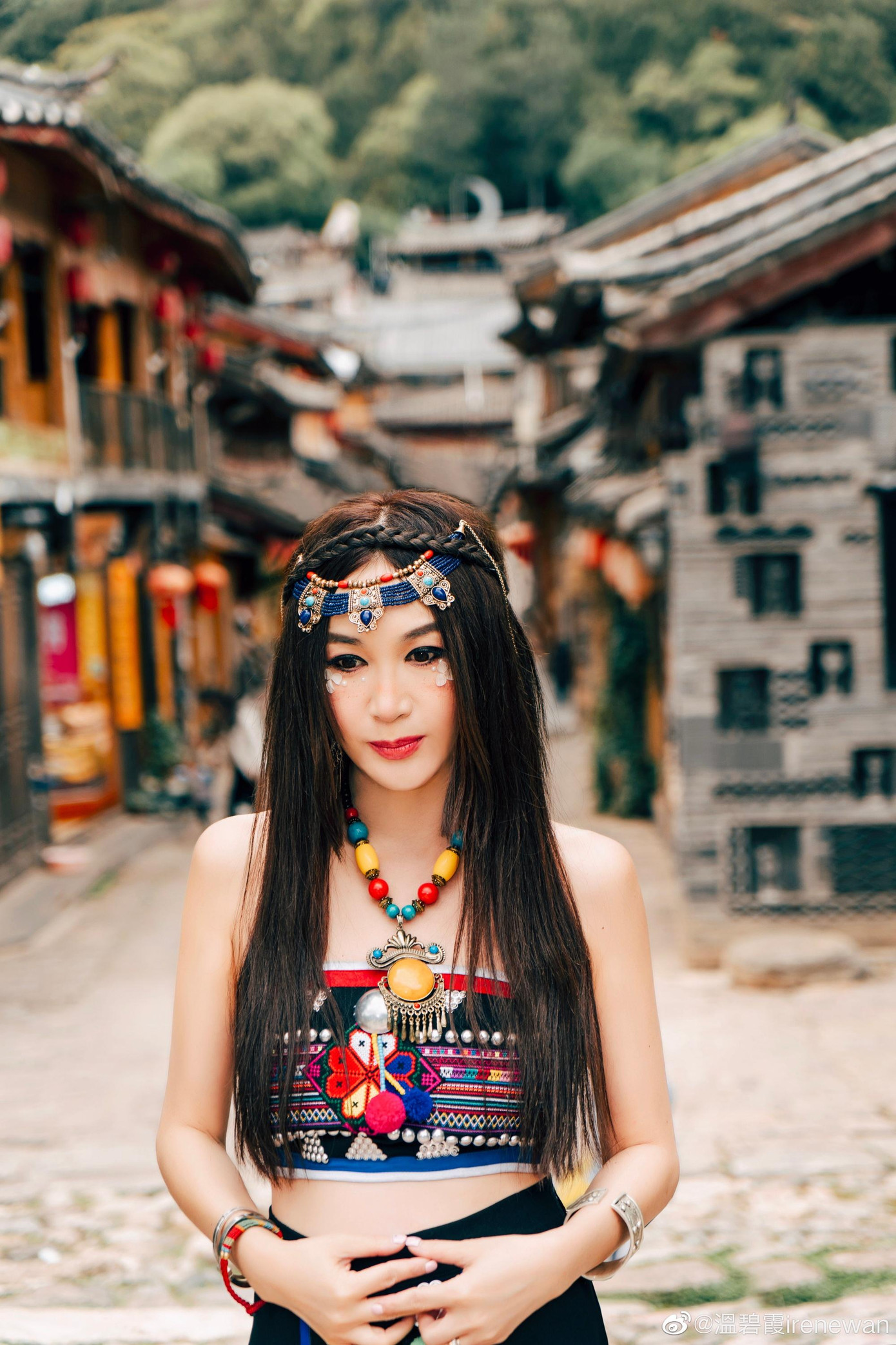 Vì ngoại hình thách thức thời gian, Ôn Bích Hà từng không ít lần bị chỉ trích vì không chịu già, còn có cách hành xử và phong cách thời trang "cưa sừng làm nghé", không hợp tuổi.