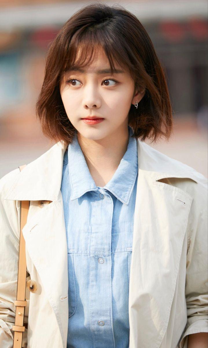 Đàm Tùng Vận nổi tiếng với các bộ phim ăn khách như "Điều tuyệt vời nhất của chúng ta", "Mùa hè của hồ ly", "Cẩm y chi hạ", "Lấy danh nghĩa người nhà", "Cẩm tâm tựa ngọc"...