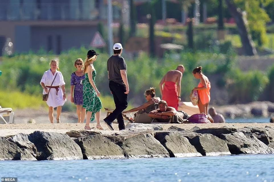 Nữ diễn viên 9x là người tình trẻ nhất của Elon Musk từ trước đến nay, thua vị tỷ phú đến 23 tuổi. Bạn gái trước đó của Elon là nữ ca sĩ Grimes, chia tay vào tháng 9/2021. Đôi tình nhân cũ có với nhau 2 con, một trai và một gái. Elon có tổng cộng 7 con và 3 lần ly hôn - hai lần với cùng một phụ nữ.