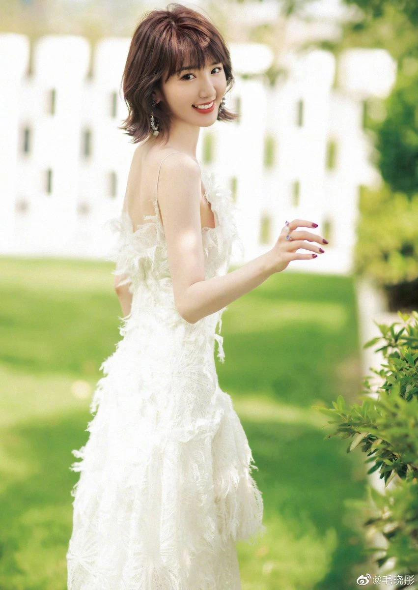 Mao Hiểu Đồng được biết đến qua các vai phụ trong "Chân Hoàn truyện", "Yêu em từ cái nhìn đầu tiên", "Cẩm Tú Vị Ương". Năm 2020, tên tuổi cô tỏa sáng với vai chính trong "30 chưa phải là hết".