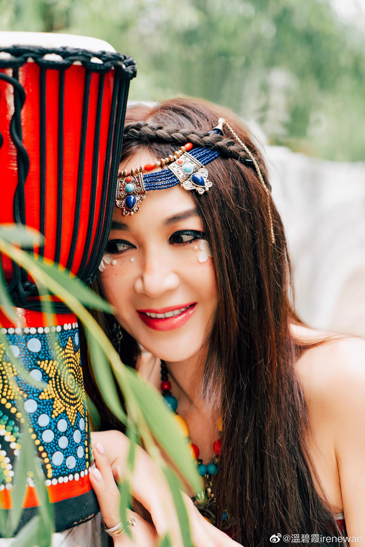 Nữ diễn viên sinh năm 1966 cho biết, chủ và nhân viên cửa hàng tiếp đón cô rất nồng nhiệt, còn giúp cô hóa trang xinh đẹp. Theo Ôn Bích Hà, cô từng khoác lên mình trang phục dân tộc thiểu số khi đóng phim cách đây hơn 10 năm, đây là lần thứ hai của cô. "Cảm giác mặc bộ đồ khi quay phim hoàn toàn khác với cảm giác làm khách du lịch. Tôi được trải nghiệm sự thích thú của du khách khi được mặc cổ trang", cô tiết lộ.