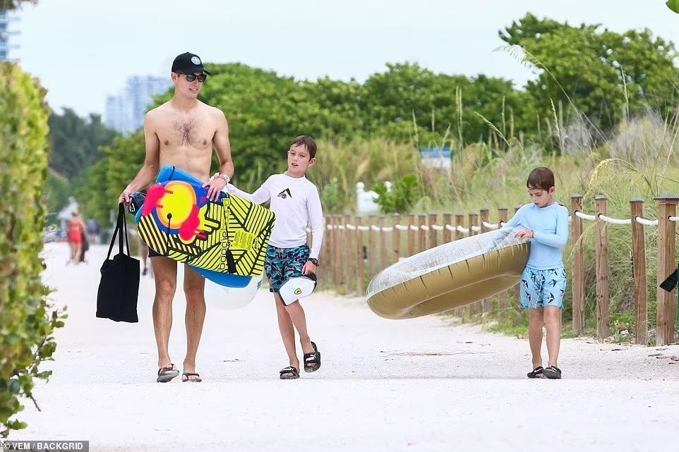 Kết thúc buổi đi chơi, Jared dẫn hai con rời bãi biển, còn Ivanka không đi cùng chồng con.