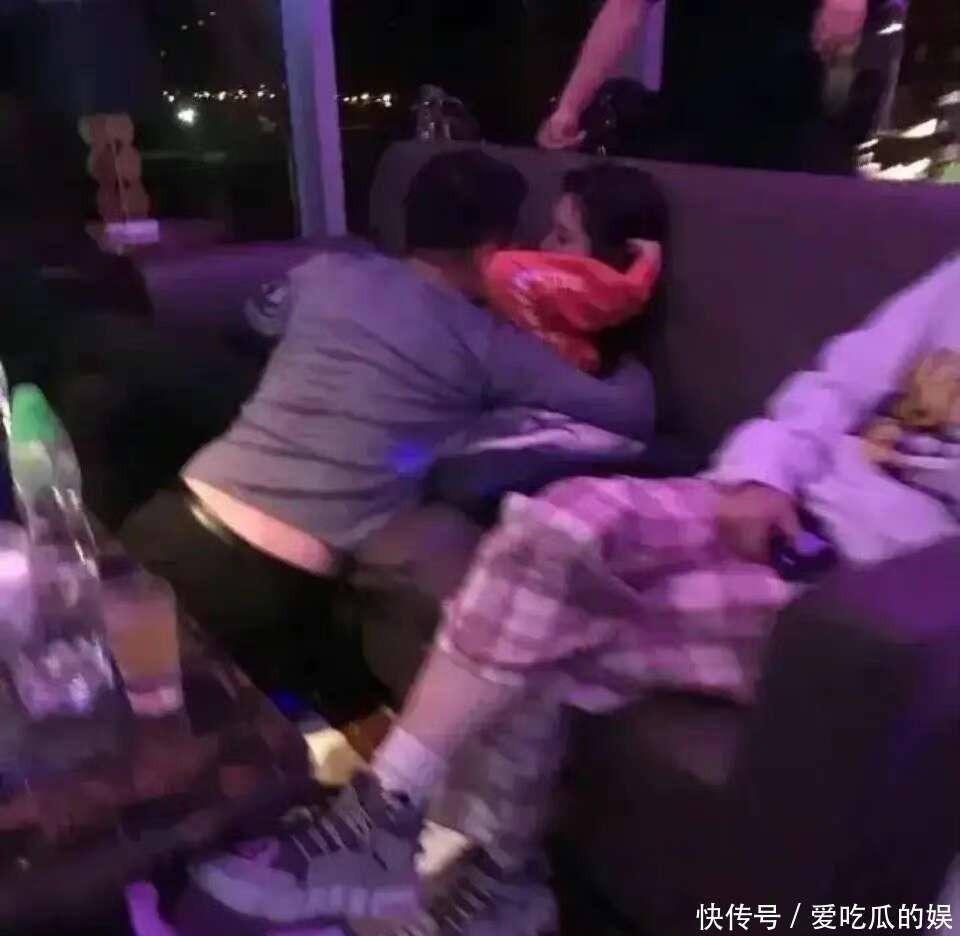 Hình ảnh Uông Tiểu Phi thân mật với phụ nữ được cho là Trương Dĩnh Dĩnh trong phòng karaoke.