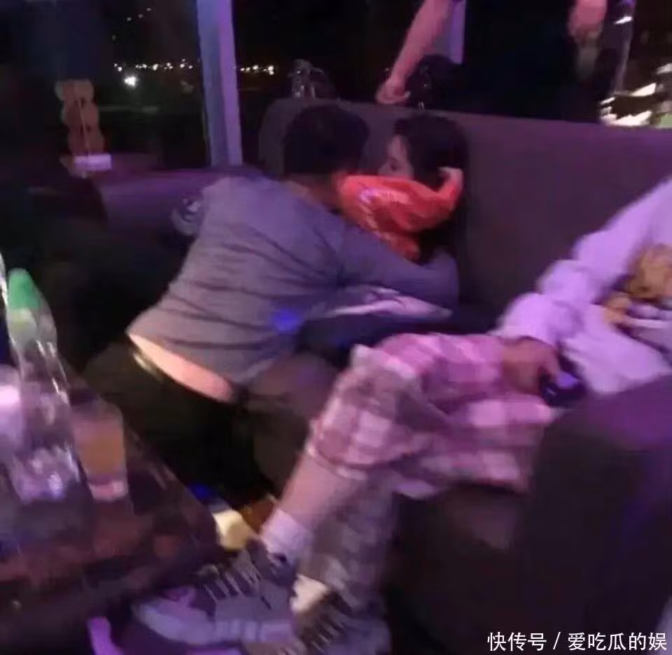 Hình ảnh Uông Tiểu Phi thân mật với phụ nữ được cho là Trương Dĩnh Dĩnh trong phòng karaoke. Hình ảnh Uông Tiểu Phi thân mật với phụ nữ được cho là Trương Dĩnh Dĩnh trong phòng karaoke.