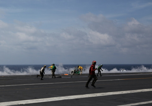 Vệt khói kéo dài sau khi máy bay cất cánh. Nhiệt độ tỏa ra cực cao trên đường băng gây nóng rát các vùng da không được che đậy