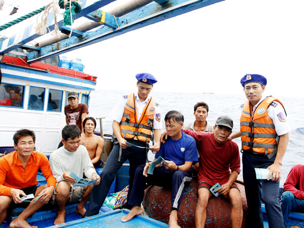 Cảnh sát biển và ngư dân giữa Trường Sa