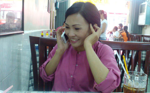 "Chị Chanh" liên tục nhận điện thoại từ chủ nợ, khán giả, bầu show ca nhạc trong suốt cuộc phỏng vấn.