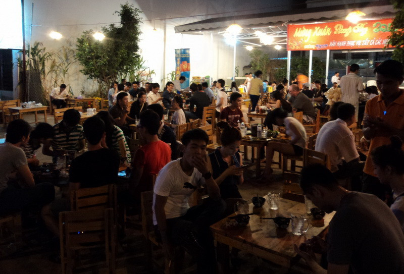 Ngồi quán đón sương Xuân. Ngồi quán đón sương Xuân