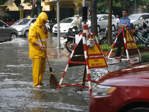 Nhân viên thoát nước túc trực tại các hố ga