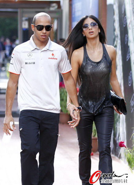 Dù có bạn gái theo chân cổ vũ nhưng Hamilton vẫn tiếp tục gặp đen ở Grand Prix Singapore .