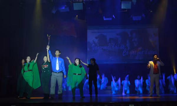 Tại chương trình, ngọn đuốc truyền thống của TNXP đã được nữ Anh hùng LLVT Cựu TNXP Hồ Thị Thu Hiền trao cho đại diện TNXP Đảo Thanh niên Bạch Long Vĩ, đại diện Đoàn TN huyện đảo Lý Sơn