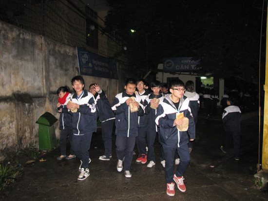 Giờ ra chơi chỉ có 10 phút, một số bạn nam xuống căng tin mua xong bánh mỳ đã hết giờ. Vừa chạy lên lớp, nhiều bạn vừa cắn vội miếng bánh mỳ chống đói. 