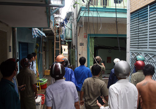 Hàng chục người ở trong 7 căn nhà bị lún đã chạy ra ngoài thoát nạn. Ảnh: An Nhơn