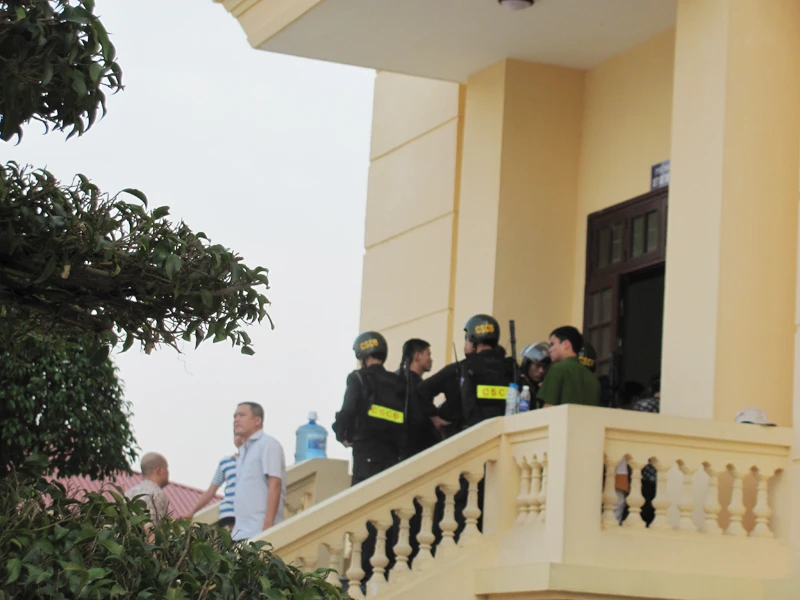 Cửa chính Hội trường xét xử có lực lượng CSCĐ bảo vệ