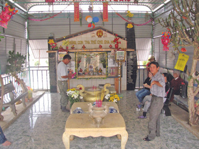 Trang thờ đơn sơ do những người hảo tâm tạo dựng. Trang thờ đơn sơ do những người hảo tâm tạo dựng