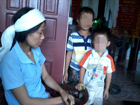 Chị Đỗ Thị Chung và hai con