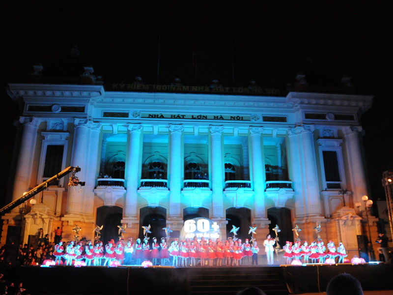 Quảng trường Cách mạng Tháng Tám tắt đèn hưởng ứng Giờ Trái đất 2012. Ảnh: Tuấn Nguyễn