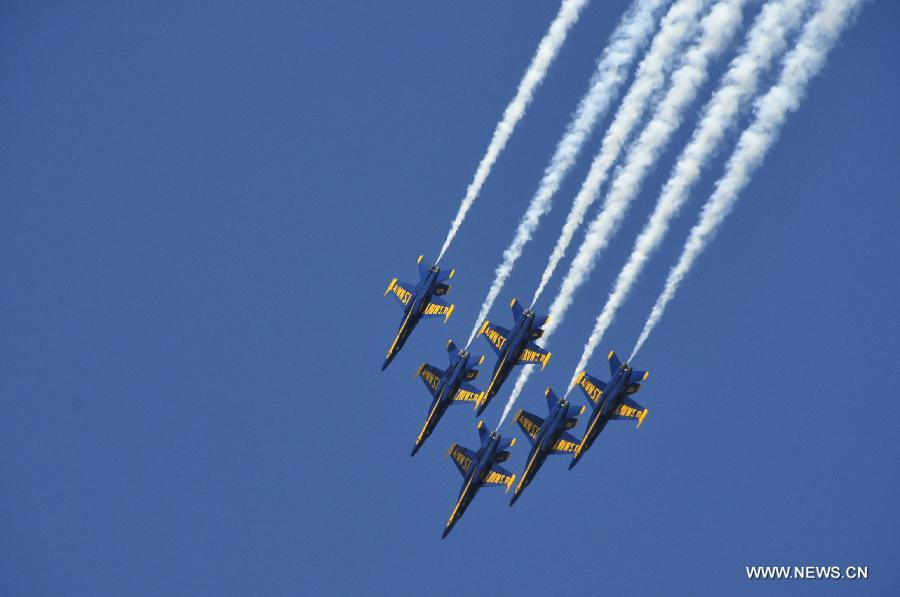 Màn biểu diễn nhào lộn của phi đội Thiên thần Xanh đầy ấn tượng. Màn biểu diễn nhào lộn của phi đội Thiên thần Xanh đầy ấn tượng