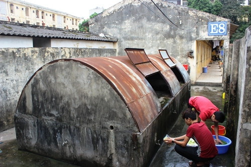  Sinh viên phải sử dụng nguồn nước sinh hoạt chung kém vệ sinh. Ảnh: Petro Times