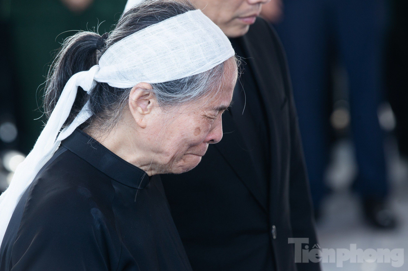 Chuyến đi cuối của Tổng Bí thư Nguyễn Phú Trọng đã tới điểm dừng, người vợ tào khang Ngô Thị Mận đã bước cùng ông trọn vẹn "một đời thanh bạch, chẳng vàng son". Vĩnh biệt Tổng Bí thư Nguyễn Phú Trọng. Ảnh: Quang Vinh.