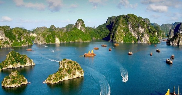 Cảnh quan vịnh Hạ Long.