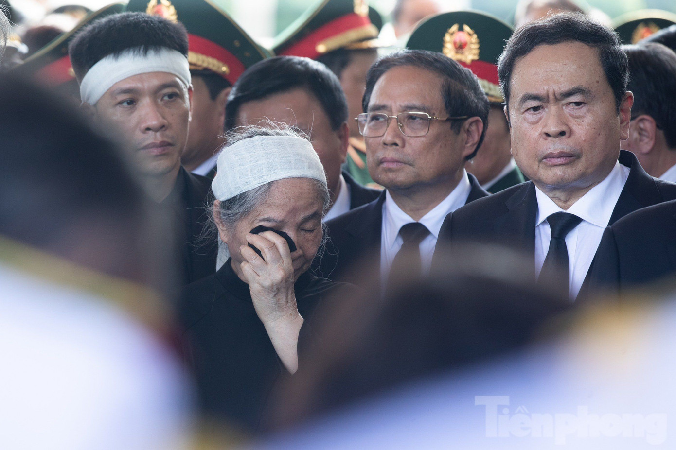 Phu nhân Ngô Thị Mận đã cố gắng gượng trước nỗi đau quá lớn, nhưng rồi như một lẽ tự nhiên, nước mắt bà rơi khi từ đây người chồng thủy chung son sắt, người cha của các con bà, người ông của các cháu - Tổng Bí thư Nguyễn Phú Trọng đã mãi mãi rời xa. Ảnh: Quang Vinh.