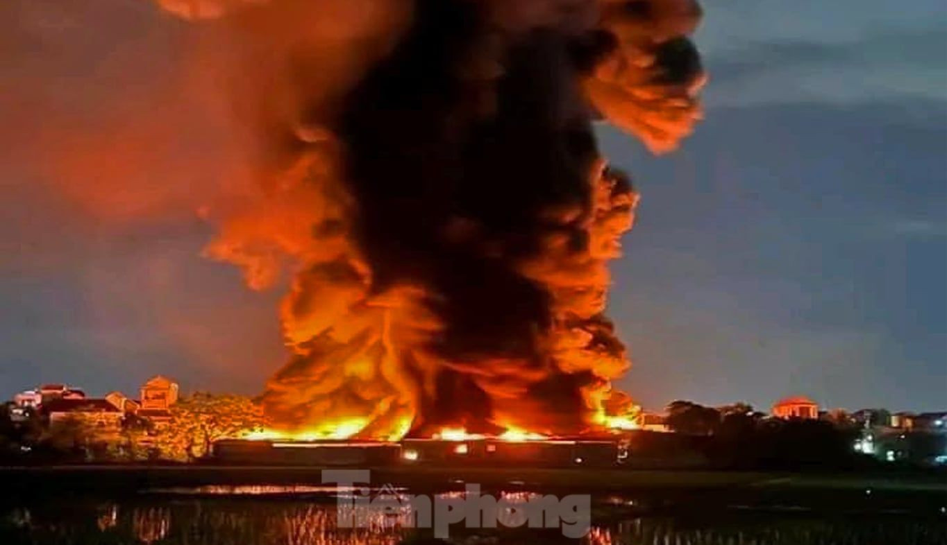 Đám cháy bùng lên dữ dội lúc nửa đêm (ảnh: Lộc Liên). Đám cháy bùng lên dữ dội lúc nửa đêm (ảnh: Lộc Liên).
