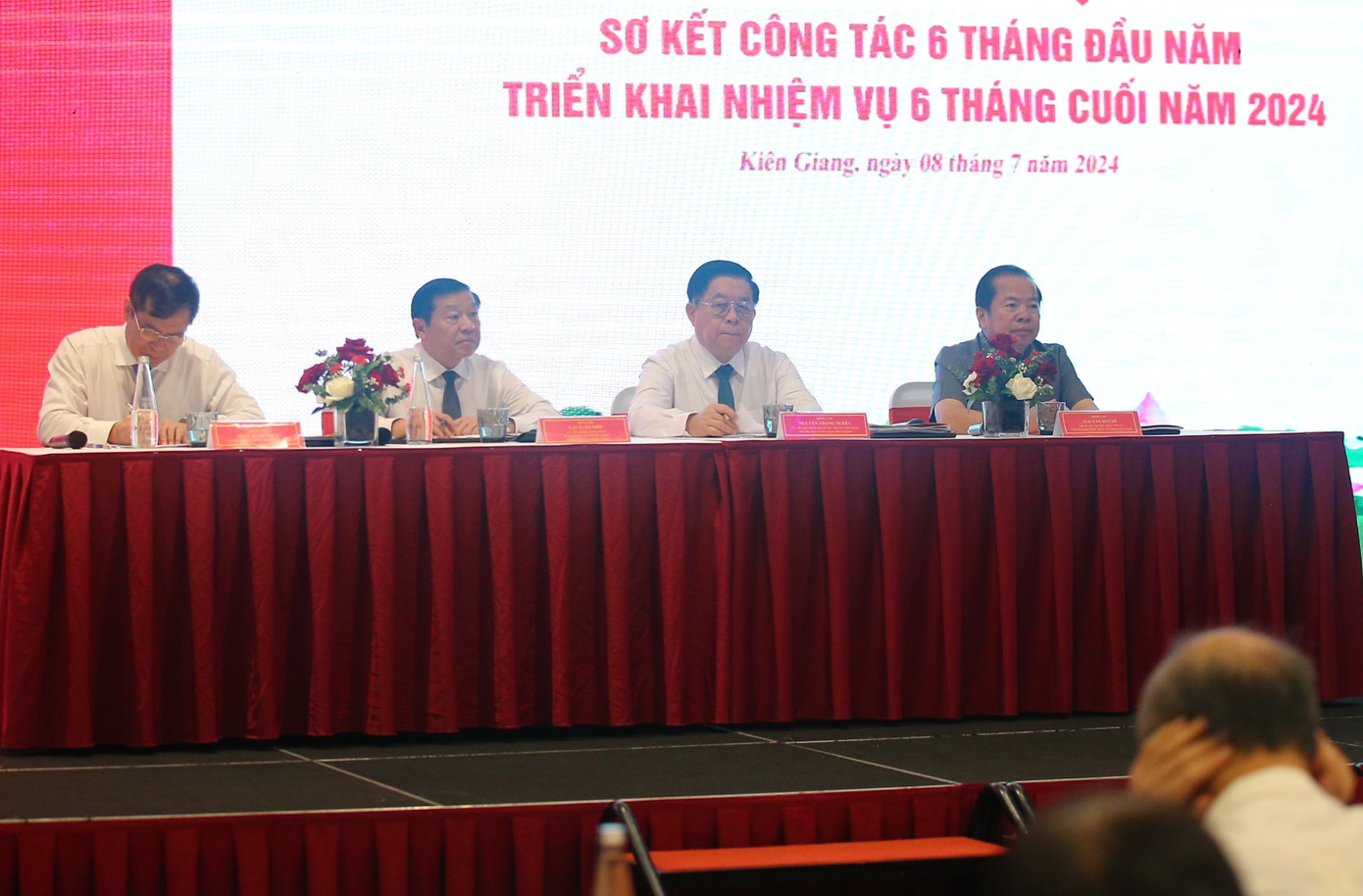 Ban chủ tọa hội nghị.