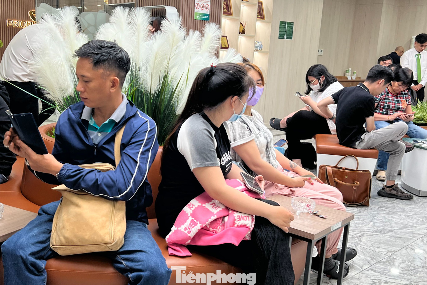 Trong khi đó, khách hàng đến xác thực khuôn mặt ngày thêm đông. Vì vậy, nhân viên ngân hàng đến tận nơi hỗ trợ khách hàng ngay trên điện thoại. Tuy nhiên, app của nhân hàng liên tục báo lỗi. "Chỉ còn một bước xác thực khuôn mặt nữa là xong nhưng mãi mà không được. Nhân viên tư vấn nói nếu tôi cần chuyển tiền gấp thì có thể chia nhỏ số tiền dưới 10 triệu đồng/lần và chuyển làm nhiều lần. Do trong thời gian đầu nhiều người đến xác thực sinh trắc học nên có quá tải, qua vài ngày nữa mạng sẽ thông suốt hơn" - anh Hà (ngụ quận 10) nói. Trong khi đó, khách hàng đến xác thực khuôn mặt ngày thêm đông. Vì vậy, nhân viên ngân hàng đến tận nơi hỗ trợ khách hàng ngay trên điện thoại. Tuy nhiên, app của nhân hàng liên tục báo lỗi. "Chỉ còn một bước xác thực khuôn mặt nữa là xong nhưng mãi mà không được. Nhân viên tư vấn nói nếu tôi cần chuyển tiền gấp thì có thể chia nhỏ số tiền dưới 10 triệu đồng/lần và chuyển làm nhiều lần. Do trong thời gian đầu nhiều người đến xác thực sinh trắc học nên có quá tải, qua vài ngày nữa mạng sẽ thông suốt hơn" - anh Hà (ngụ quận 10) nói.