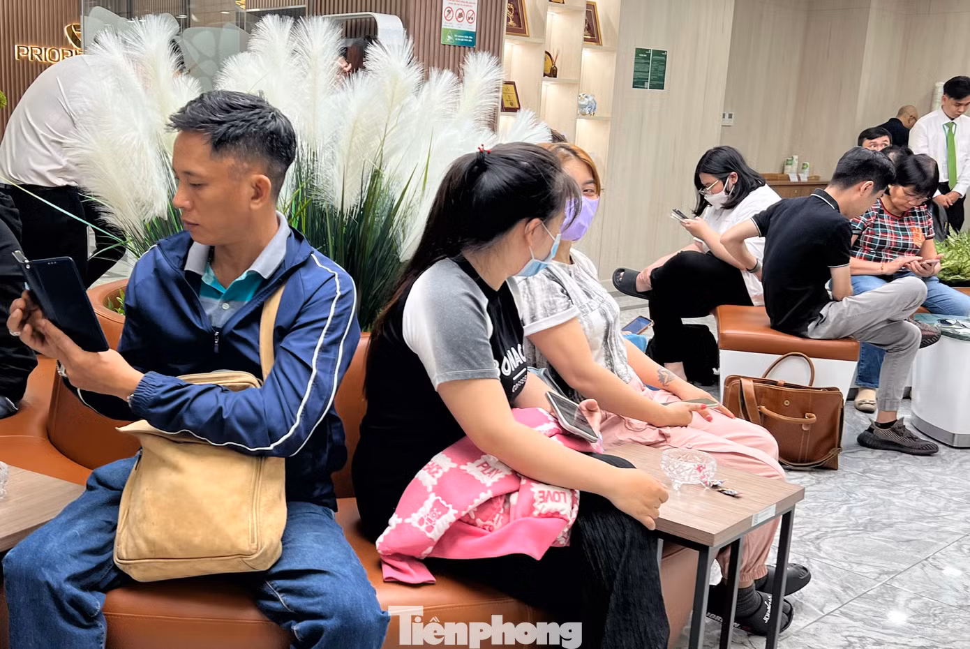 Trong khi đó, khách hàng đến xác thực khuôn mặt ngày thêm đông. Vì vậy, nhân viên ngân hàng đến tận nơi hỗ trợ khách hàng ngay trên điện thoại. Tuy nhiên, app của nhân hàng liên tục báo lỗi. "Chỉ còn một bước xác thực khuôn mặt nữa là xong nhưng mãi mà không được. Nhân viên tư vấn nói nếu tôi cần chuyển tiền gấp thì có thể chia nhỏ số tiền dưới 10 triệu đồng/lần và chuyển làm nhiều lần. Do trong thời gian đầu nhiều người đến xác thực sinh trắc học nên có quá tải, qua vài ngày nữa mạng sẽ thông suốt hơn" - anh Hà (ngụ quận 10) nói. Trong khi đó, khách hàng đến xác thực khuôn mặt ngày thêm đông. Vì vậy, nhân viên ngân hàng đến tận nơi hỗ trợ khách hàng ngay trên điện thoại. Tuy nhiên, app của nhân hàng liên tục báo lỗi. "Chỉ còn một bước xác thực khuôn mặt nữa là xong nhưng mãi mà không được. Nhân viên tư vấn nói nếu tôi cần chuyển tiền gấp thì có thể chia nhỏ số tiền dưới 10 triệu đồng/lần và chuyển làm nhiều lần. Do trong thời gian đầu nhiều người đến xác thực sinh trắc học nên có quá tải, qua vài ngày nữa mạng sẽ thông suốt hơn" - anh Hà (ngụ quận 10) nói.