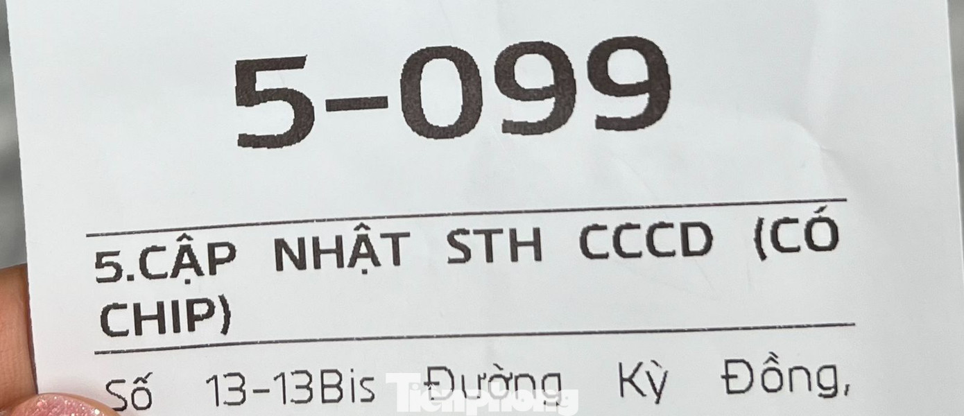 Hơn 9h sáng, chị Kim Dung (ngụ quận 3) đến ngân hàng đăng ký xác thực sinh trắc học đã nhận được số 99, trong khi bảng điện tử chỉ mới nhảy đến số 20. "Với số này, nhân viên ngân hàng cho biết tôi sẽ phải chờ đợi rất lâu. Nếu không cần chuyển tiền gấp thì tôi có thể quay lại buổi chiều hoặc những ngày sau" - chị Dung nói. Tuy nhiên, do buôn bán nên thường xuyên nhận và chuyển tiền, vì vậy chị Dung kiên nhẫn chờ đợi. Tuy nhiên, đã hơn 11h nhưng vẫn chưa đến số thứ tự của chị. Hơn 9h sáng, chị Kim Dung (ngụ quận 3) đến ngân hàng đăng ký xác thực sinh trắc học đã nhận được số 99, trong khi bảng điện tử chỉ mới nhảy đến số 20. "Với số này, nhân viên ngân hàng cho biết tôi sẽ phải chờ đợi rất lâu. Nếu không cần chuyển tiền gấp thì tôi có thể quay lại buổi chiều hoặc những ngày sau" - chị Dung nói. Tuy nhiên, do buôn bán nên thường xuyên nhận và chuyển tiền, vì vậy chị Dung kiên nhẫn chờ đợi. Tuy nhiên, đã hơn 11h nhưng vẫn chưa đến số thứ tự của chị.