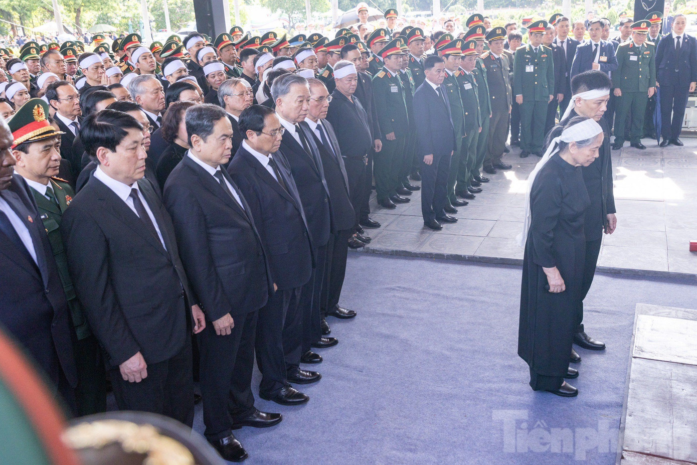 Phu nhân Ngô Thị Mận cùng con trai (hàng trên) theo dõi quá trình hạ huyệt linh cữu Tổng Bí thư Nguyễn Phú Trọng tại nơi an nghỉ cuối cùng - Nghĩa trang Mai Dịch, Hà Nội. Ảnh: Quang Vinh.