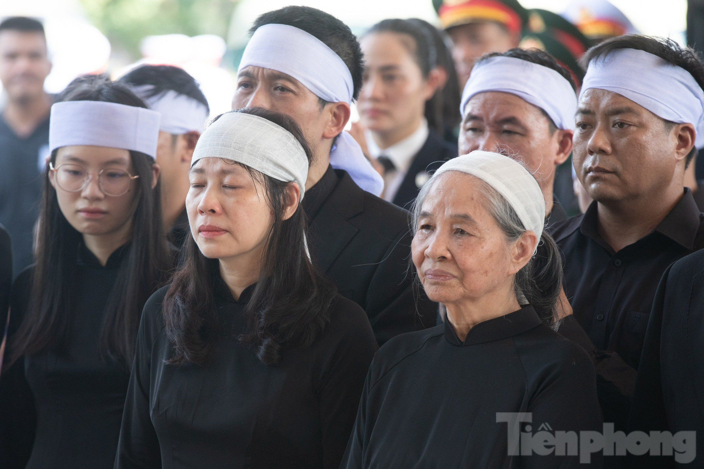 Nhiều người bày tỏ sự kính trọng, khâm phục phu nhân Ngô Thị Mận khi bà nén đau thương, vững vàng đồng hành cùng chồng trong chuyến đi cuối cùng. Ảnh: Quang Vinh.