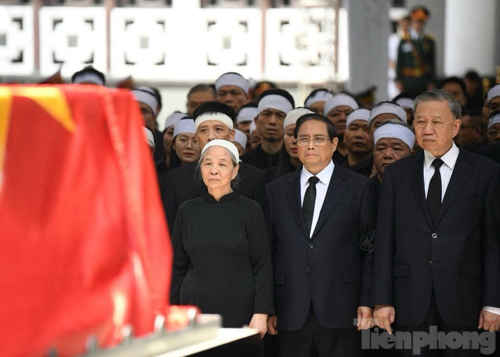 Tại Nhà tang lễ Quốc gia, bà Ngô Thị Mận - phu nhân của Tổng Bí thư Nguyễn Phú Trọng, đứng kế bên Chủ tịch nước Tô Lâm và Thủ tướng Chính phủ Phạm Minh Chính. Bà Ngô Thị Mận lặng người nhìn linh cữu chồng được đặt lên linh xa. Ảnh: Như Ý.