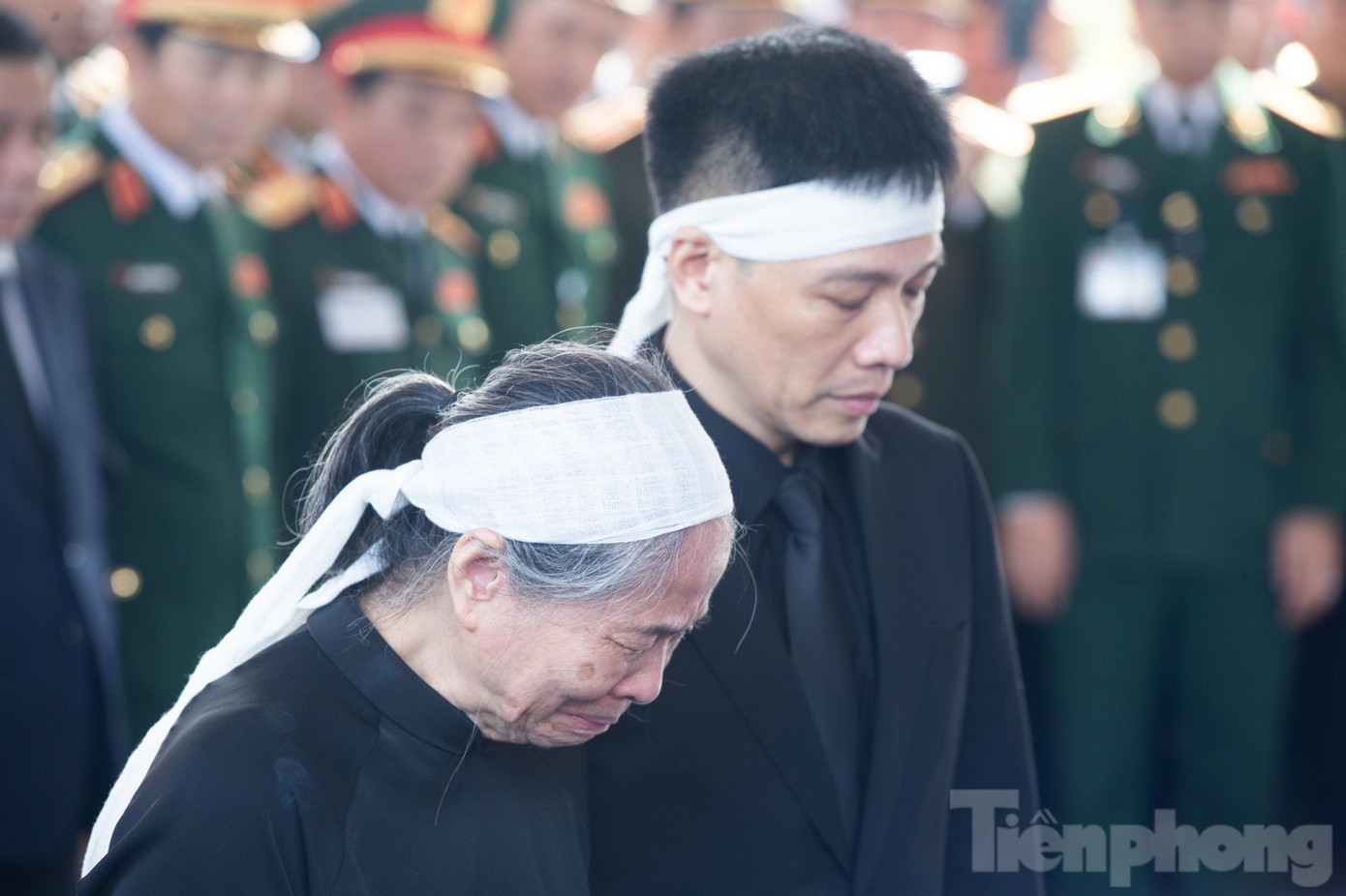 Bà Ngô Thị Mận bật khóc, nghẹn ngào trong giây phút biệt ly. Ảnh: Quang Vinh.