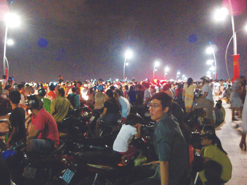 Tụ tập xem đua xe trên cầu Thủ Thiêm