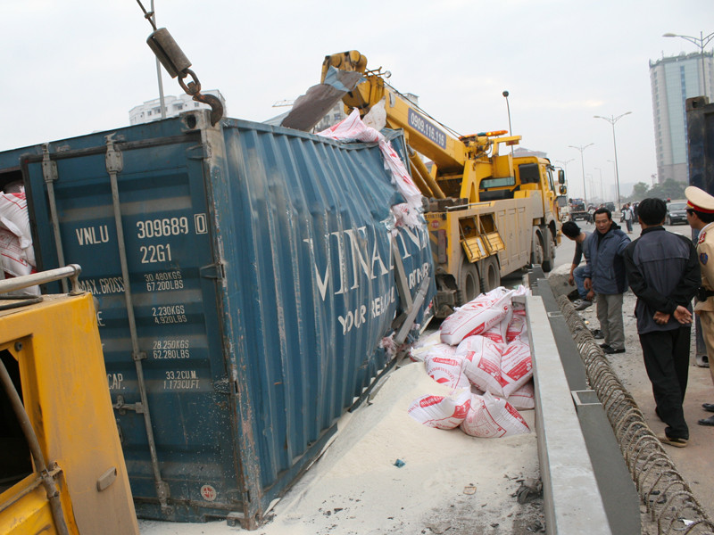 Hàng chục bao tải gạo đổ văng khắp đường