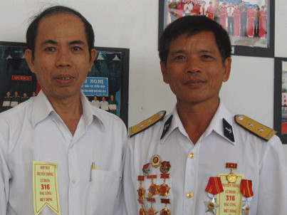 Hai người đồng đội Mai Thế Vinh (trái) và Nguyễn Đức Thọ 