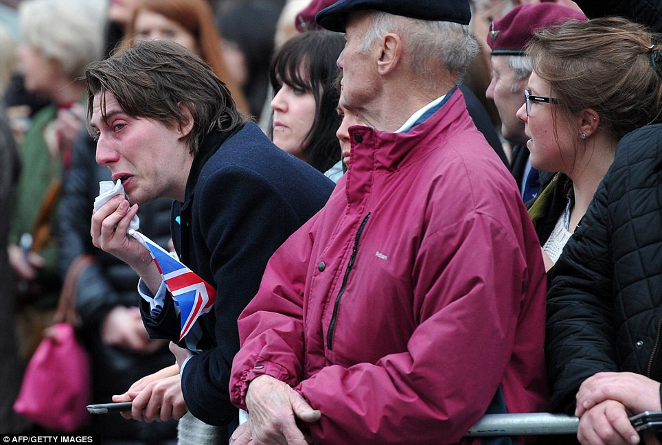 Nhiều người bật khóc khi linh cữu “bà đầm thép” đi qua