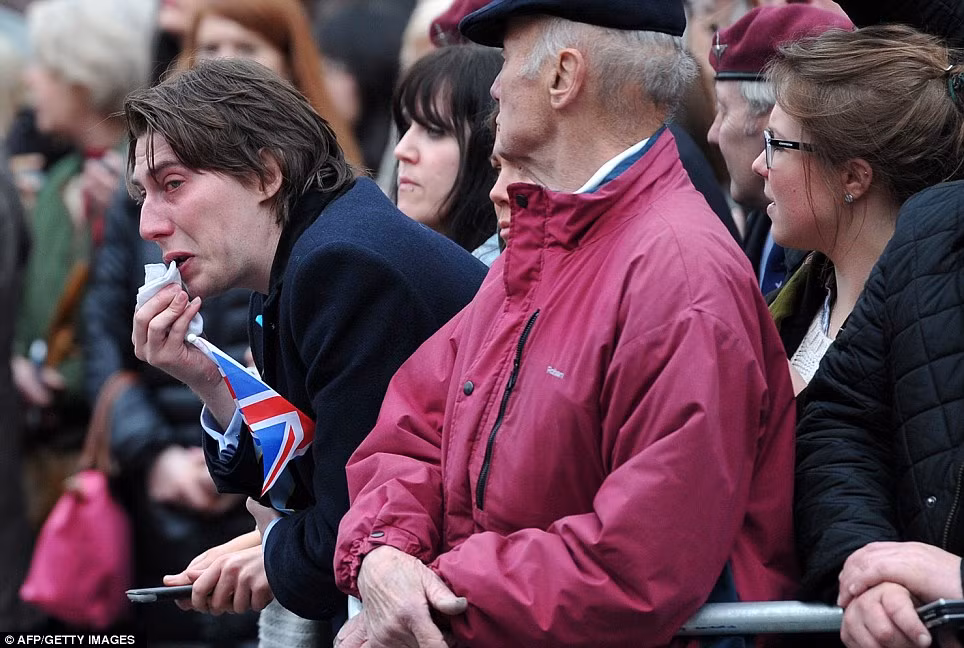 Nhiều người bật khóc khi linh cữu “bà đầm thép” đi qua