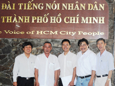 MC Công Vinh (thứ hai từ phải sang) cùng các tài xế. Ảnh: Q.M. MC Công Vinh (thứ hai từ phải sang) cùng các tài xế. Ảnh: Q.M