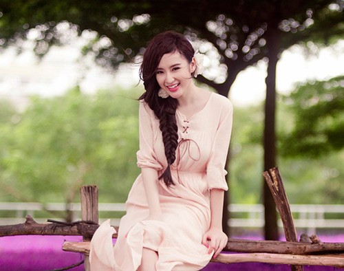 Gần đây, sau tuyên bố trở lại ngoan hiền, cô bắt đầu ăn mặc kín đáo và lịch sự hơn Bài viết: http://news.zing.vn/Nhung-gai-hu-Vbiz-tro-lai-vai-ngoan-hien-post363861.html#category_featured.noibat Nguồn Zing News 