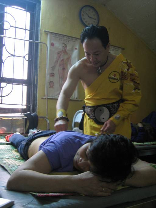 Võ sư Nguyễn Khắc Chương đang châm cứu cho bệnh nhân bị thoát vị đĩa đệm. Ảnh: H.N.N 