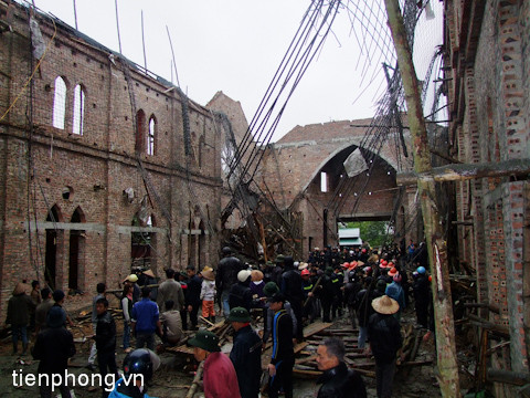 Các nạn nhân nhanh chóng được đưa khỏi hiện trường để nhập viện. Ảnh: Đ.Minh