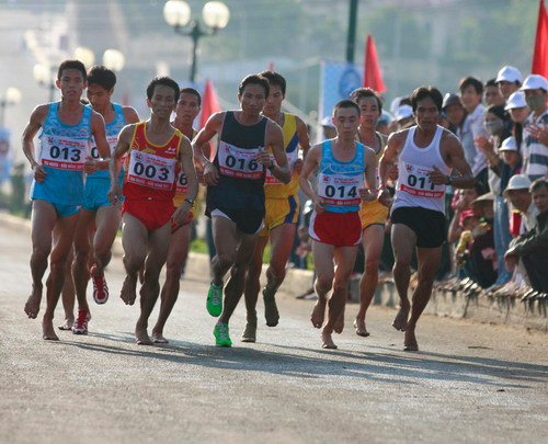 Người đi giầy, người chỉ chạy chân đất