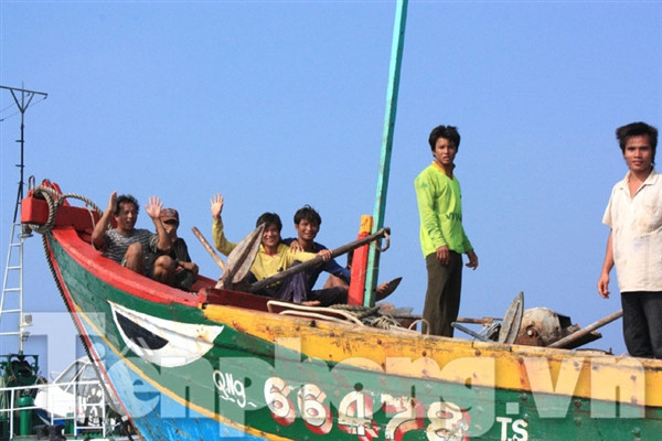 Các ngư dân trên tàu QNg 66478 TS