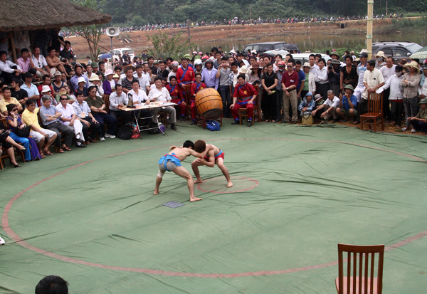 Đông đảo du khách cũng tập trung xem đấu vật